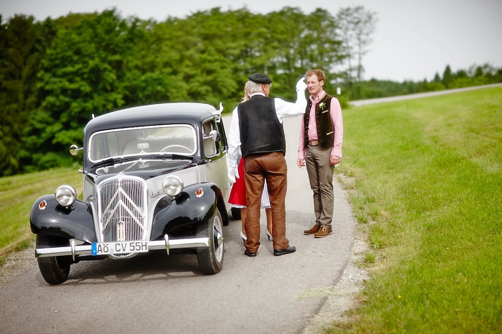 Auf dem Weg zur standesamtlichen Hochzeit von Bettina und Florian.