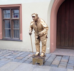 Jeder, der die Fußgängerzone von Landshut entlang bummelt, trifft irgendwann auf den Lucki.